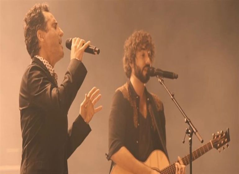 Izal, junto a Jorge Drexler, en una actuación. Izal, junto a Jorge Drexler, en una actuación.