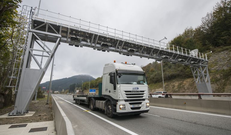 Vista de uno de los arcos de la N-1 que identifica a los camiones que atraviesan Gipuzkoa para el cobro de los peajes exclusivos para transportistas. Vista de uno de los arcos de la N-1 que identifica a los camiones que atraviesan Gipuzkoa para el cobro de los peajes exclusivos para transportistas.