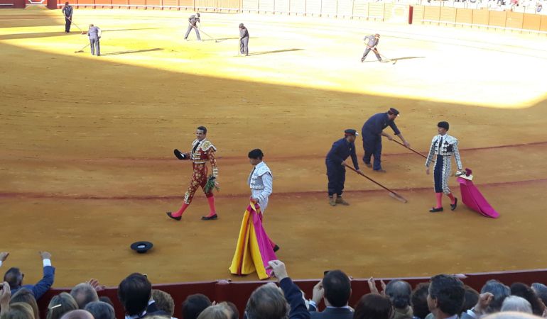 José María Manzanares en la vuelta al ruedo tras cortar las dos orejas al primer toro de su lote José María Manzanares en la vuelta al ruedo tras cortar las dos orejas al primer toro de su lote
