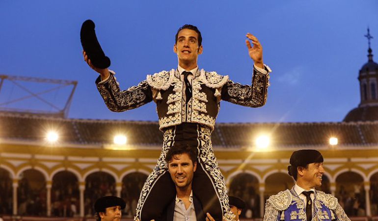 Pepe Moral saliendo a hombros de la plaza de toros de Sevilla en el último festejo de la Feria de Abril 2018 Pepe Moral saliendo a hombros de la plaza de toros de Sevilla en el último festejo de la Feria de Abril 2018