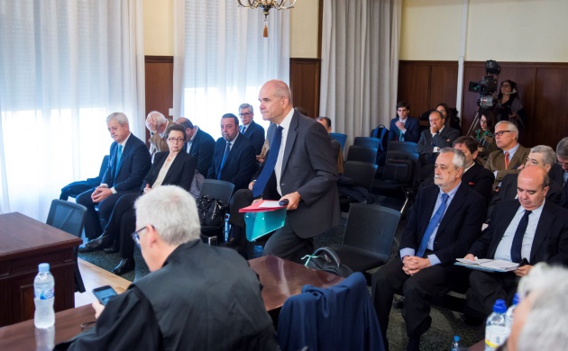 El que fuera presidente del Gobierno andaluz socialista durante 19 años, Manuel Chaves (c), ha comenzado a declarar en el juicio de la denominada pieza política de los ERE, acusado de un delito de prevaricación por el que se enfrenta a diez años de inhabilitación. El que fuera presidente del Gobierno andaluz socialista durante 19 años, Manuel Chaves (c), ha comenzado a declarar en el juicio de la denominada pieza política de los ERE, acusado de un delito de prevaricación por el que se enfrenta a diez años de inhabilitación.