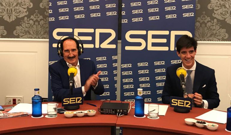 El torero Esaú Fernández, a la derecha de la fotografía, junto a Manolo Molés en las tertulias taurinas de Radio Sevilla desde el Hotel Gran Meliá Colón El torero Esaú Fernández, a la derecha de la fotografía, junto a Manolo Molés en las tertulias taurinas de Radio Sevilla desde el Hotel Gran Meliá Colón