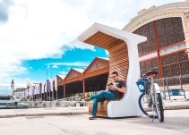 Un banco solar para cargar el móvil y conectarte a Internet por wifi