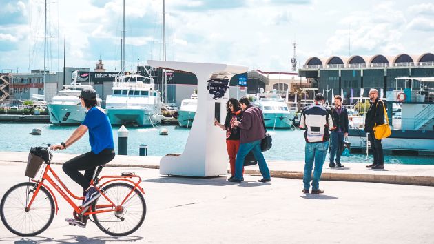 El prototipo de banco solar instalado en la Marina de València El prototipo de banco solar instalado en la Marina de València