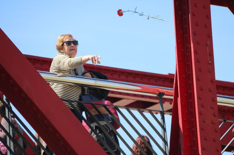 Una dona llençant un clavell al riu des del Pont Roig de Tortosa en l'homenatge a les víctimes de la Guerra Civil. Una dona llençant un clavell al riu des del Pont Roig de Tortosa en l'homenatge a les víctimes de la Guerra Civil.