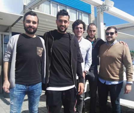 Álex Pérez (segundo por la izquierda) junto al resto de invitados a la tertulia ADARSA. Álex Pérez (segundo por la izquierda) junto al resto de invitados a la tertulia ADARSA.