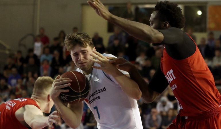 El jugador del Real Madrid Luka Doncic (i), entra a canasta durante el partido de la Liga Endesa contra el Montakit Fuenlabrada. El jugador del Real Madrid Luka Doncic (i), entra a canasta durante el partido de la Liga Endesa contra el Montakit Fuenlabrada.