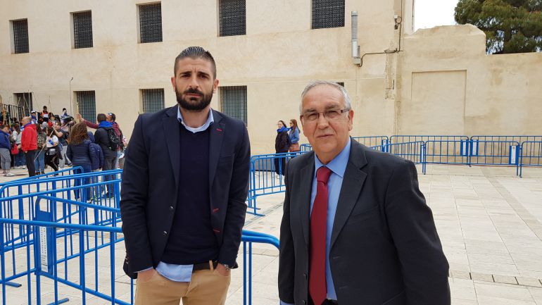 Quique Hermández y Javier Portilla en la puerta de la Santa Faz Quique Hermández y Javier Portilla en la puerta de la Santa Faz
