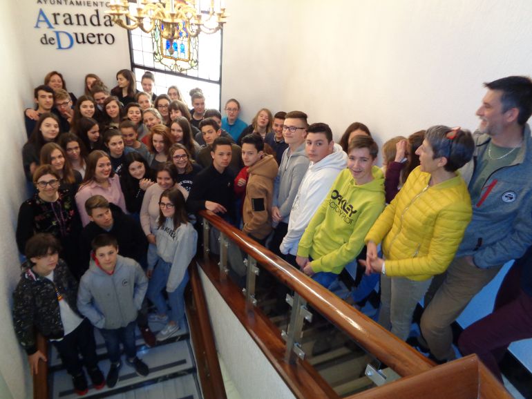 El grupo de estudiantes e Salon de Provence posa en las escaleras de la Casa Consistorial El grupo de estudiantes e Salon de Provence posa en las escaleras de la Casa Consistorial