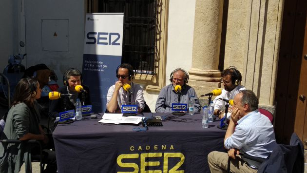 El programa Córdoba Hoy por Hoy ha debatido sobre turismo en plena calle, junto a la Escuela Superior de Arte Dramático. El programa Córdoba Hoy por Hoy ha debatido sobre turismo en plena calle, junto a la Escuela Superior de Arte Dramático.