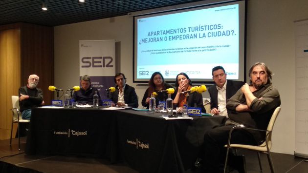 La jornada de debate, en la sede de Cajasol. La jornada de debate, en la sede de Cajasol.