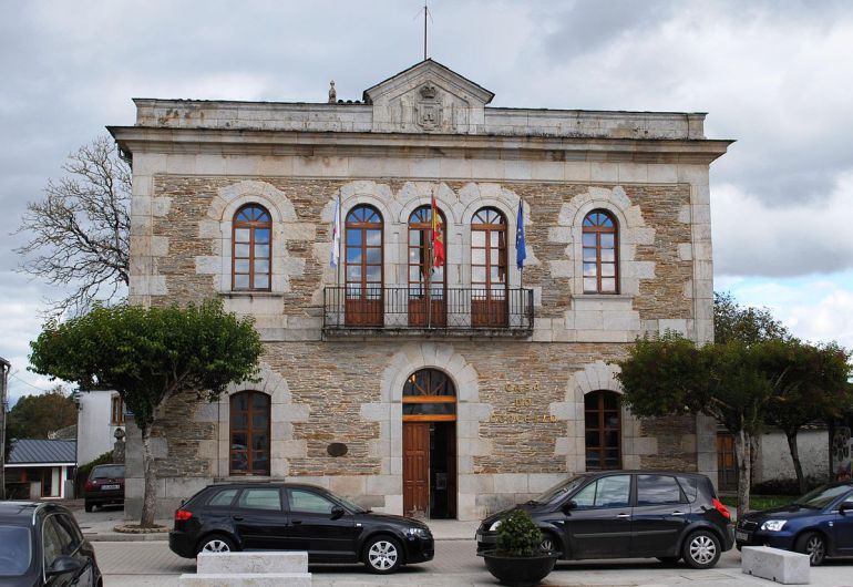 Casa consistorial de Outeiro de Rei, donde se ha producido un robo en un bar estanco Casa consistorial de Outeiro de Rei, donde se ha producido un robo en un bar estanco