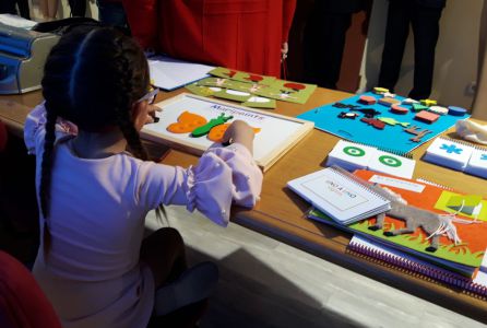 Una niña prueba el programa Braitico durante su presentación Una niña prueba el programa Braitico durante su presentación