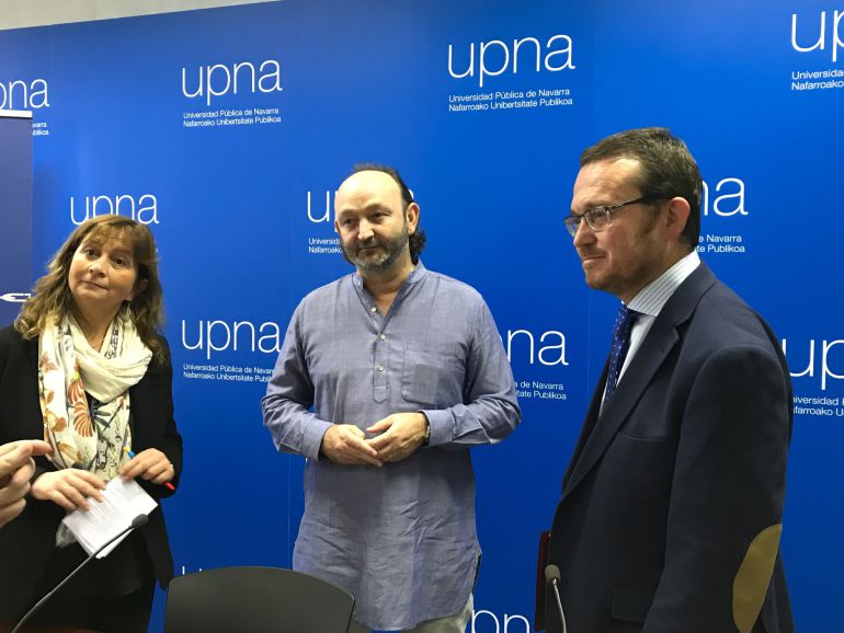 Moncho Ferrer, en el centro, junto a la secretaria general de la UPNA, Inés Olaizola y el secretario del jurado del premio, Alejandro Torres Moncho Ferrer, en el centro, junto a la secretaria general de la UPNA, Inés Olaizola y el secretario del jurado del premio, Alejandro Torres