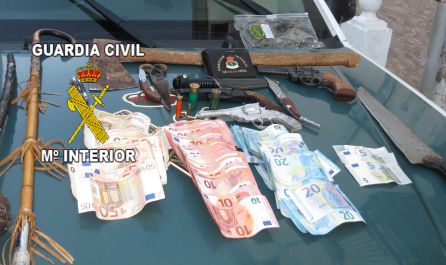 Tambien se han incautado varias armas blancas y otras simuladas, así com dinero en metálico Tambien se han incautado varias armas blancas y otras simuladas, así com dinero en metálico