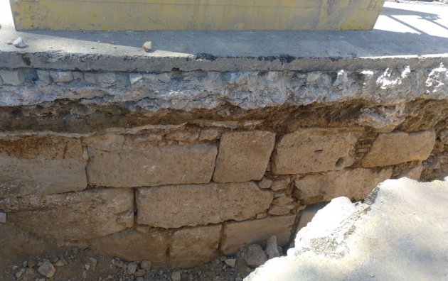 Imagen de los restos de la puerta que se ha encontrado cerca del puente de la Trinidad Imagen de los restos de la puerta que se ha encontrado cerca del puente de la Trinidad