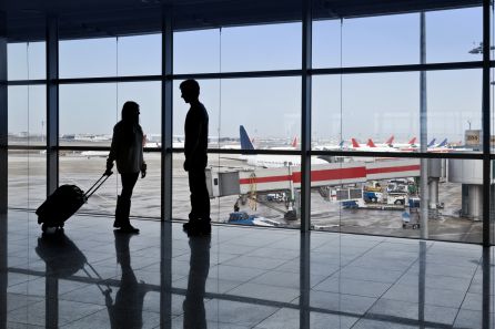 Una pareja se despide en el aeropuerto Una pareja se despide en el aeropuerto