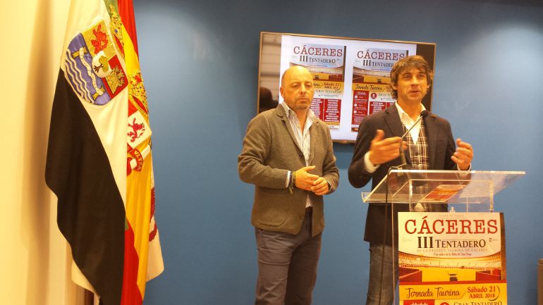 Pedro Muriel, concejal de Festejos y Manolo Bejarano, director de la Escuela Taurina de Cáceres en la presentación del III Tentandero Pedro Muriel, concejal de Festejos y Manolo Bejarano, director de la Escuela Taurina de Cáceres en la presentación del III Tentandero