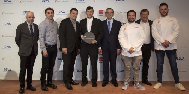 Los hermanos Roca con los jóvenes becados. Los hermanos Roca con los jóvenes becados.