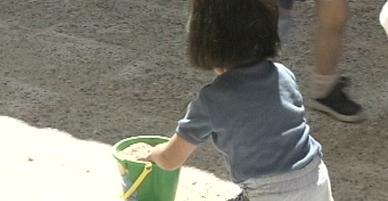 Niña jugando en una escuela infantil Niña jugando en una escuela infantil