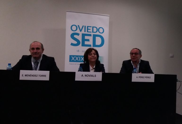 Presentación del XXIX Congreso de la Sociedad Española de la Diabetes que se celebra en Oviedo. En la mesa, de izq. a dcha.: Dr. Edelmiro Menéndez, presidente del Comité Organizador Local, Dra. Anna Novials, presidenta de la SED, y Dr. Antonio Pérez, presidente del Comité Científico del Congreso. Presentación del XXIX Congreso de la Sociedad Española de la Diabetes que se celebra en Oviedo. En la mesa, de izq. a dcha.: Dr. Edelmiro Menéndez, presidente del Comité Organizador Local, Dra. Anna Novials, presidenta de la SED, y Dr. Antonio Pérez, presidente del Comité Científico del Congreso.