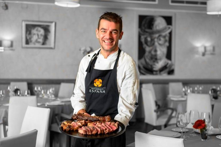Hector López con un plato de carne de buey en el Restaurante España de Lugo Hector López con un plato de carne de buey en el Restaurante España de Lugo