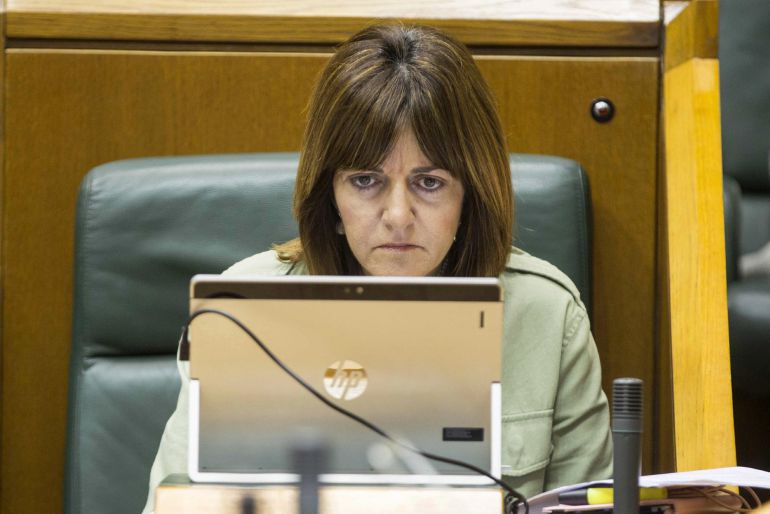 La secretaria general del PSE-EE, Idoia Mendía, durante el pleno que hoyu celebra el Parlamento Vasco, donde ha opinado sobre la noticia de que ETA anunciará su disolución en el primer fin de semana de mayo. La secretaria general del PSE-EE, Idoia Mendía, durante el pleno que hoyu celebra el Parlamento Vasco, donde ha opinado sobre la noticia de que ETA anunciará su disolución en el primer fin de semana de mayo.