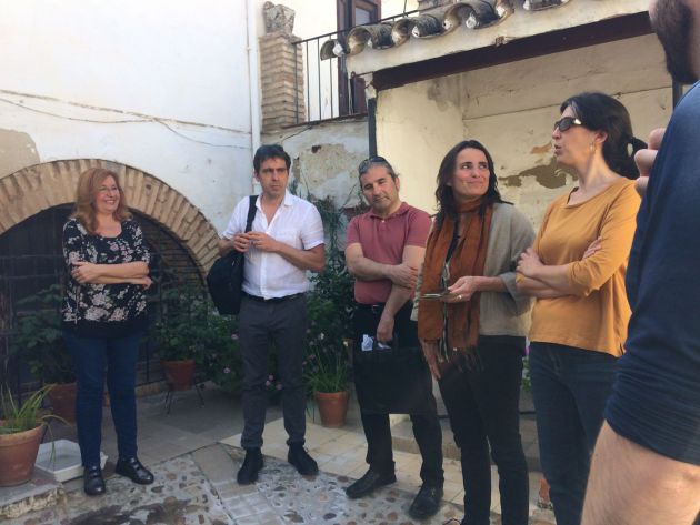 Miembros del Consejo, la arquitecta Gaia Redaelli y futuras inquilinas Miembros del Consejo, la arquitecta Gaia Redaelli y futuras inquilinas
