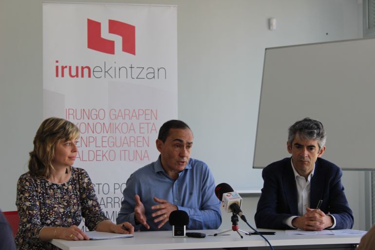 Mar Romo, Miguel Ángel Páez y Lander Beloki en la rueda de prensa en la que se han dado a conocer los datos Irun Ekintzan del pasado año. 