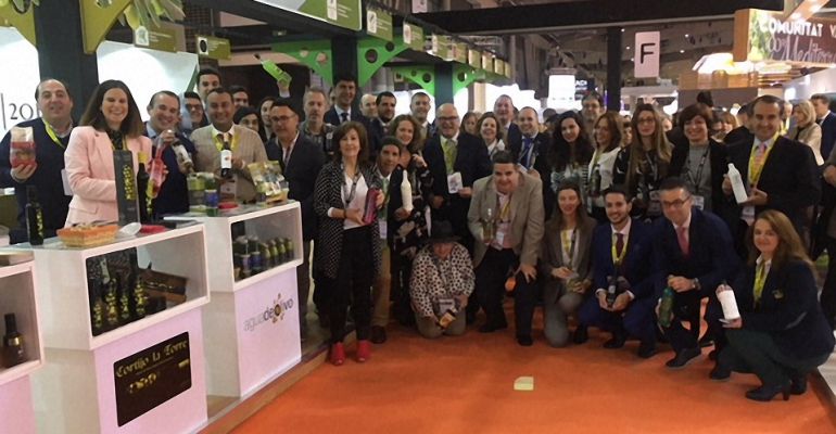 El diputado de Promoción y Turismo, Manuel Fernández (centro), con los empresarios jienenses que se han desplazado a Alimentaria. El diputado de Promoción y Turismo, Manuel Fernández (centro), con los empresarios jienenses que se han desplazado a Alimentaria.