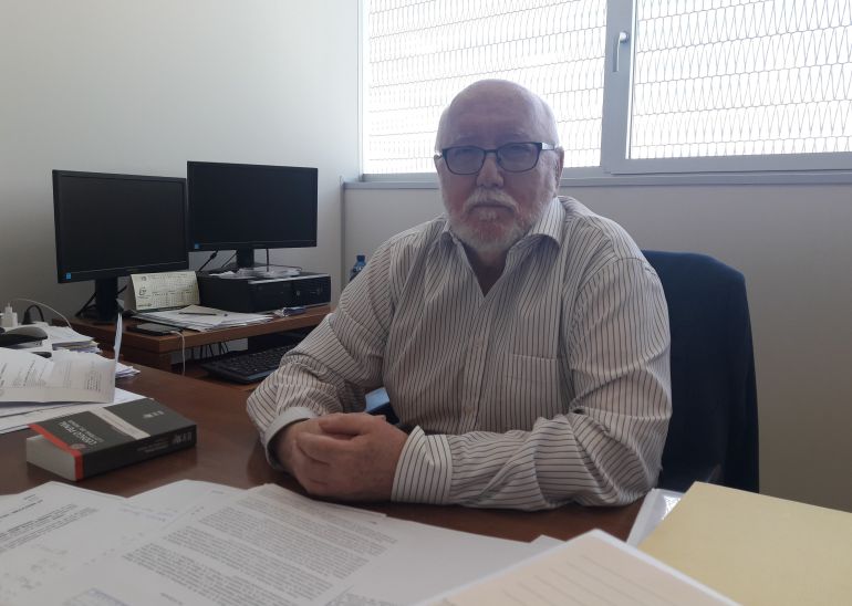 Manuel López Bernal, sentado en su mesa de despacho de la Ciudad de la Justicia de Murcia. Manuel López Bernal, sentado en su mesa de despacho de la Ciudad de la Justicia de Murcia.