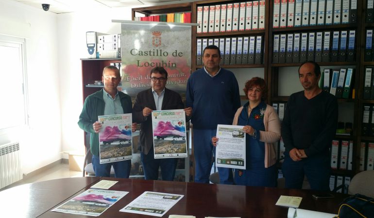 Cristóbal Rodríguez (2º izq.), alcalde de Castillo de Locubín, junto a los responsables de los eventos que se llevarán a cabo el 22 de Abril Cristóbal Rodríguez (2º izq.), alcalde de Castillo de Locubín, junto a los responsables de los eventos que se llevarán a cabo el 22 de Abril