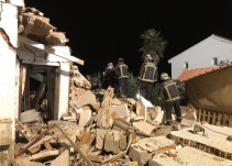 Los bomberos hallan viva a una anciana sepultada tras la explosión en Villamanta