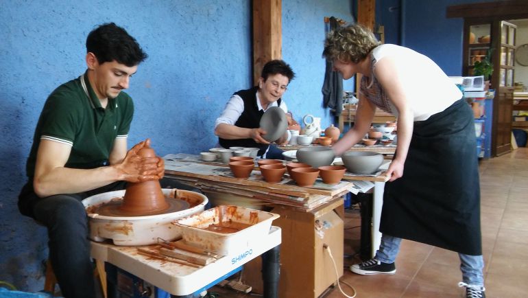 Usía, Gómez de Segura y Gorosabel trabajando ene l taller del museo vasco de alfarería. Usía, Gómez de Segura y Gorosabel trabajando ene l taller del museo vasco de alfarería.