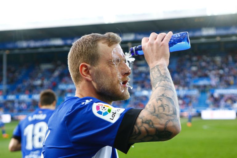 John Guidetti se refresca durante el partido. John Guidetti se refresca durante el partido.