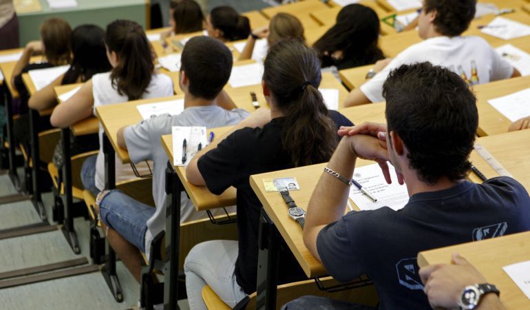 Alumnos en un aula Alumnos en un aula