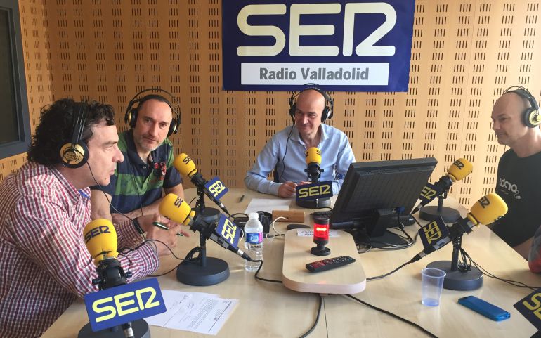 Jesús Cifuentes (d) y Goyo Yeves (1i), durante la entrevista en los estudios de la SER Jesús Cifuentes (d) y Goyo Yeves (1i), durante la entrevista en los estudios de la SER