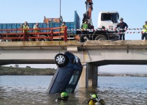 Rescatan el cadáver de una mujer del coche que cayó al río tras un accidente
