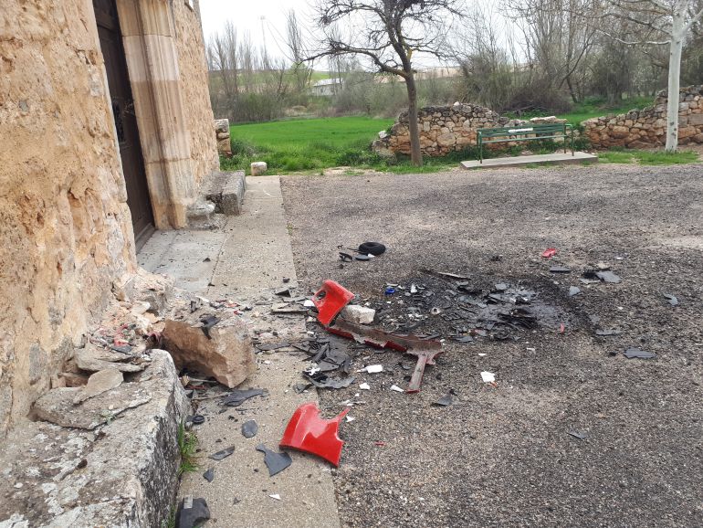 Restos del vehículo accidentado en la colisión con la ermita. Restos del vehículo accidentado en la colisión con la ermita.