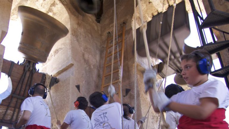 La asociación de campaneros de Albaida hacen sonar las campanas de la iglesia de la Asunción de la localidad La asociación de campaneros de Albaida hacen sonar las campanas de la iglesia de la Asunción de la localidad