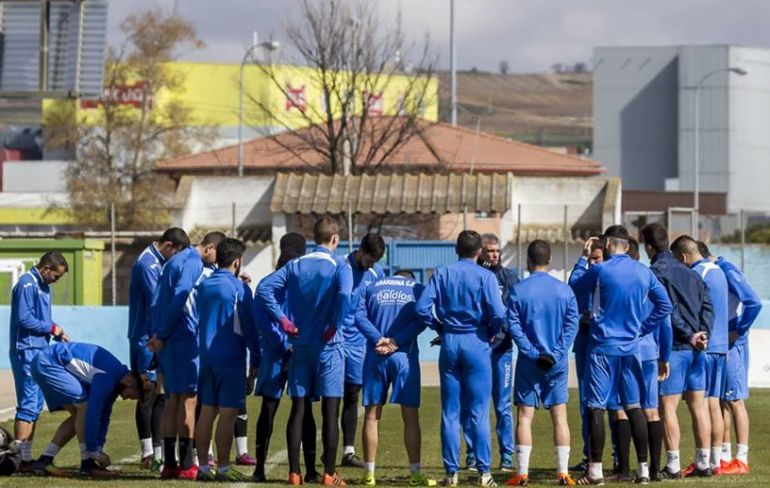 La plantilla ribereña durante una sesión de trabajo escuchando las indicadiones del entrenador, Javier Álvarez de los Mozos. La plantilla ribereña durante una sesión de trabajo escuchando las indicadiones del entrenador, Javier Álvarez de los Mozos.