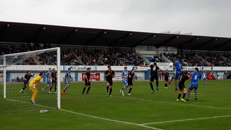 Fran Adeva (11) remata de cabeza en una de las jugadas de ataque de los blanquiazules. Fran Adeva (11) remata de cabeza en una de las jugadas de ataque de los blanquiazules.