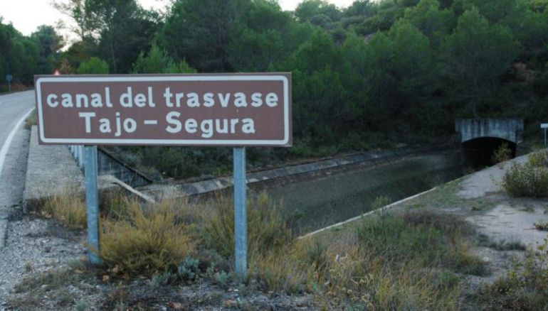 Canal del trasvase Tajo-Segura a su paso por Castilla-La Mancha Canal del trasvase Tajo-Segura a su paso por Castilla-La Mancha