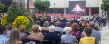 El pregón también se pudo seguir desde el exterior del teatro, en la plaza del Camping El pregón también se pudo seguir desde el exterior del teatro, en la plaza del Camping