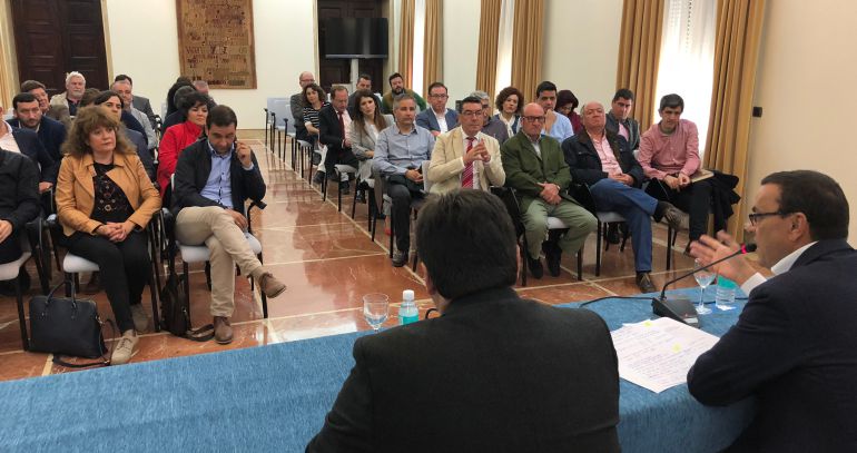 Momento de la reunión de alcaldes mantenida este lunes en la Diputación de Huelva. Momento de la reunión de alcaldes mantenida este lunes en la Diputación de Huelva.