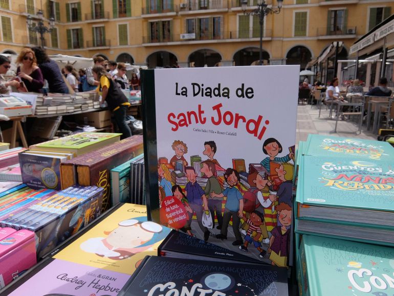 Miles de personas disfrutan de un Sant Jordi soleado Miles de personas disfrutan de un Sant Jordi soleado