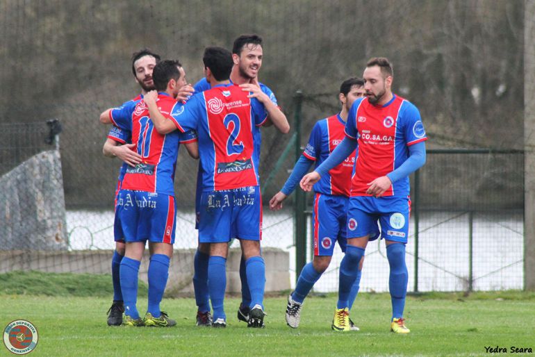 La Unión Deportiva Ourense, más cerca del ascenso. La pasada jornada goleaba en el Couto al Gondomar por cinco a cero. Con estos tres puntos está situado en el ascenso directo. Foto Yedra Seara. (archivo) La Unión Deportiva Ourense, más cerca del ascenso. La pasada jornada goleaba en el Couto al Gondomar por cinco a cero. Con estos tres puntos está situado en el ascenso directo. Foto Yedra Seara. (archivo)