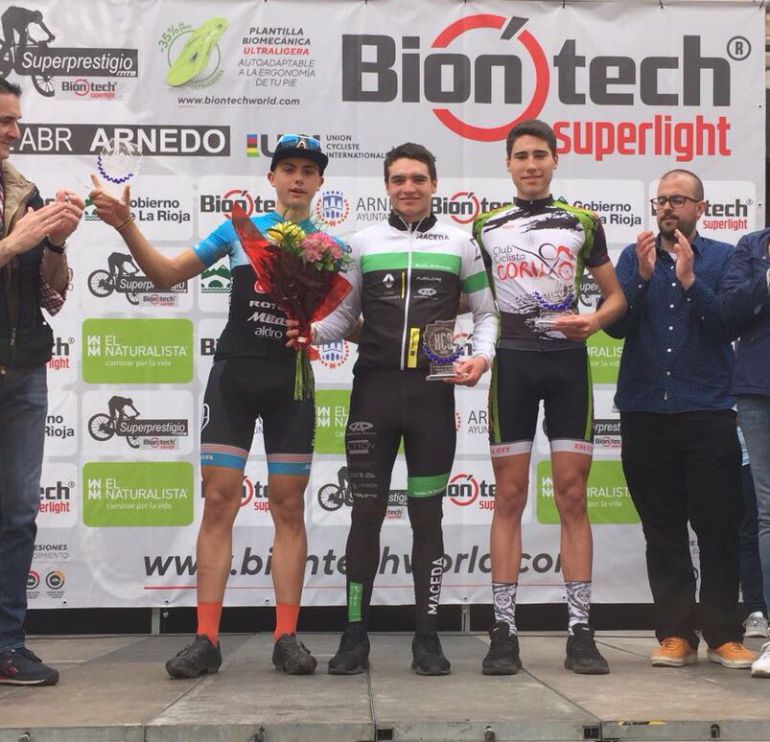 Carlos Canal, corredor del Club Ciclista de Maceda, en el podio Carlos Canal, corredor del Club Ciclista de Maceda, en el podio