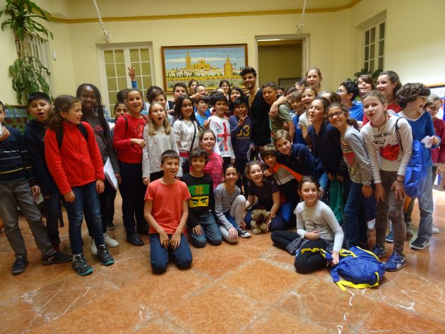 Abraham Mateo con los alumnos de Sor Ángela de la Cruz Abraham Mateo con los alumnos de Sor Ángela de la Cruz