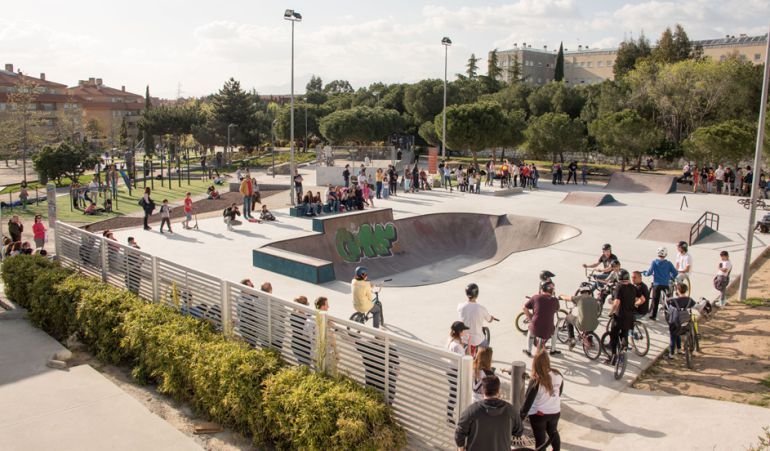 El nuevo Skatepar cuenta con innovadores elementos de salto y rodadura que pueden ser utilizados no sólo con monopatines y patines sino también por bicicletas MTB y BMX El nuevo Skatepar cuenta con innovadores elementos de salto y rodadura que pueden ser utilizados no sólo con monopatines y patines sino también por bicicletas MTB y BMX